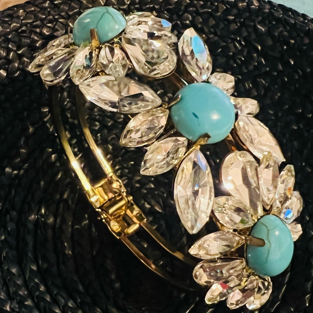 STUNNING Torquize Stone Color Clip Bracelet. Beautiful setting. 3 flowers